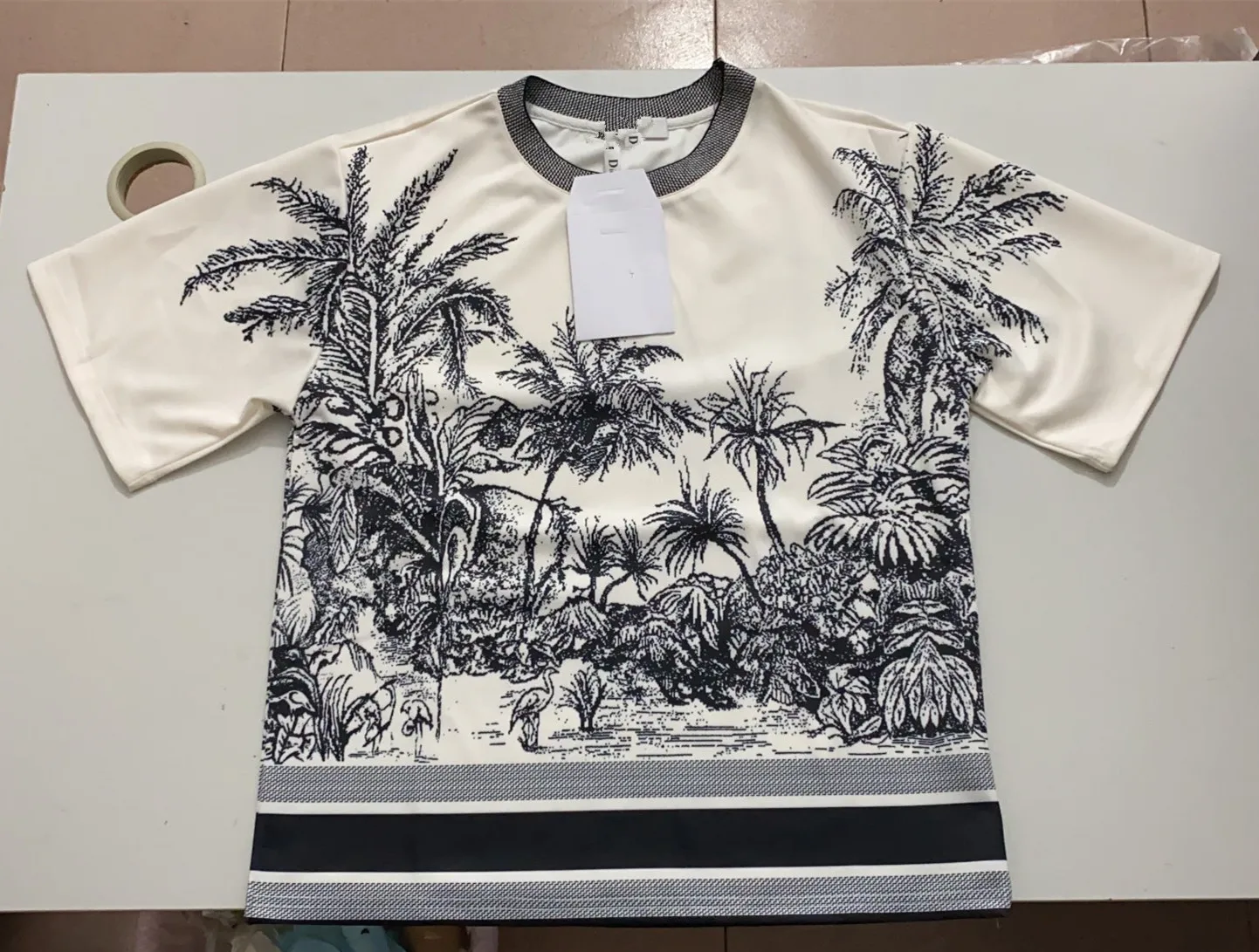 Summer Women's Round Neck Luxury Brand Short-Sleeved Casual Suit Loose Large Size T-Shirt + Lace Elastic Waist Printed Shorts
Summer Women's Round Neck Luxury Brand Short-Sleeved Casual Suit Loose Large Size T-Shirt + Lace Elastic Waist Printed Shorts