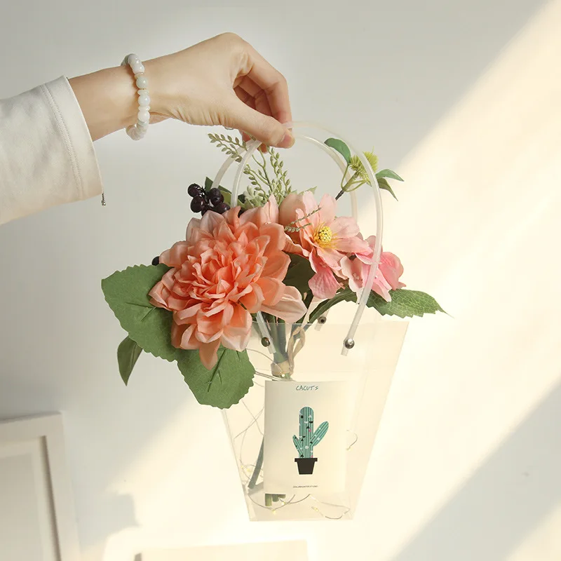 Свадебный букет Kyunovia состоящий из зеленых листьев искусственных цветов ягод и