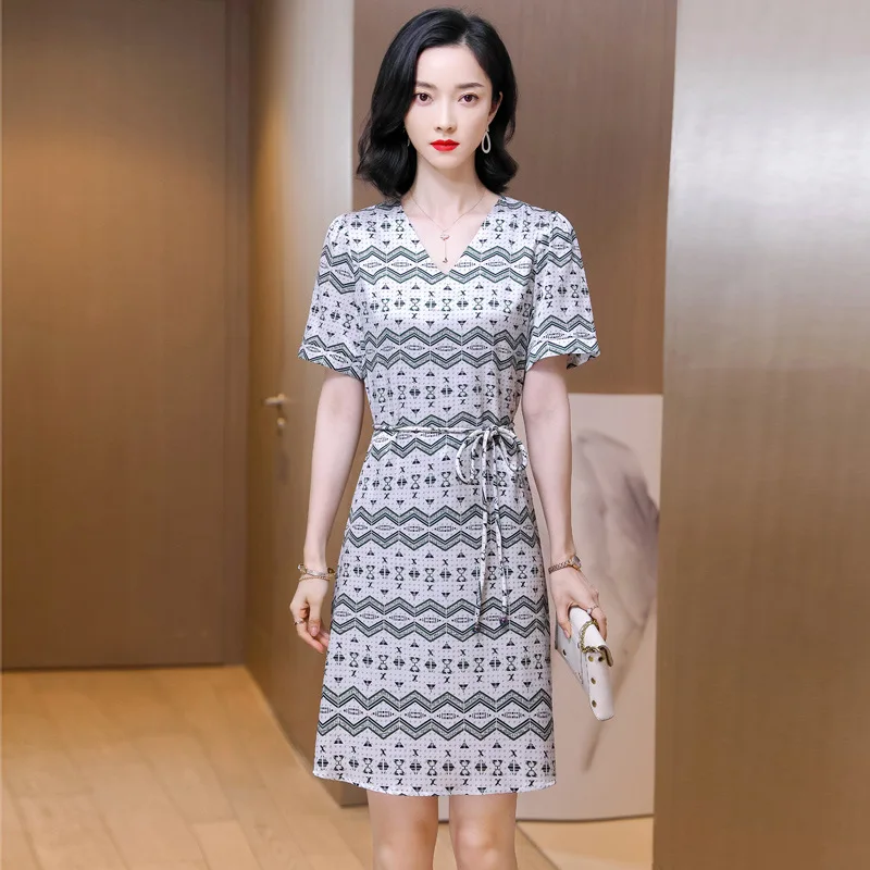 Женское платье из натурального шелка, летнее платье с принтом, новинка 2021, нежное платье из шелка тутового шелкопряда с V-образным вырезом в ...
Женское платье из натурального шелка, летнее платье с принтом, новинка 2021, нежное платье из шелка тутового шелкопряда с V-образным вырезом в ...