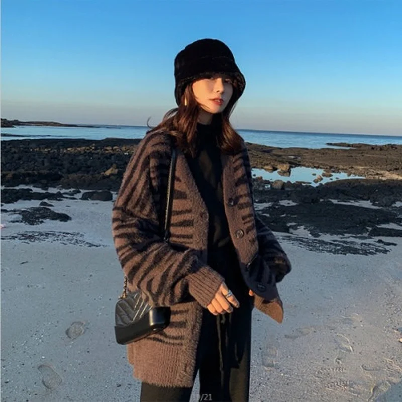 2021 Autumn and Winter New Retro Niche Knitted Cardigan Sweater Jacket Female Oversized Design Stripe Color Matching Loose Top
2021 Autumn and Winter New Retro Niche Knitted Cardigan Sweater Jacket Female Oversized Design Stripe Color Matching Loose Top