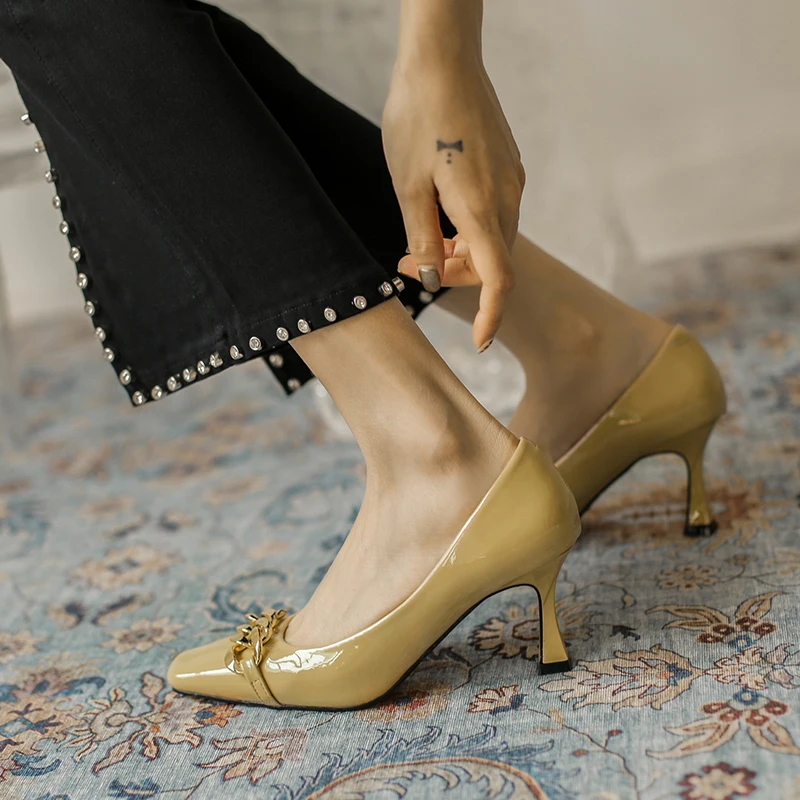 Patent leather metal chain square toe high heels women 2021 new style French single shoes retro yellow Mary Jane shoes
Patent leather metal chain square toe high heels women 2021 new style French single shoes retro yellow Mary Jane shoes