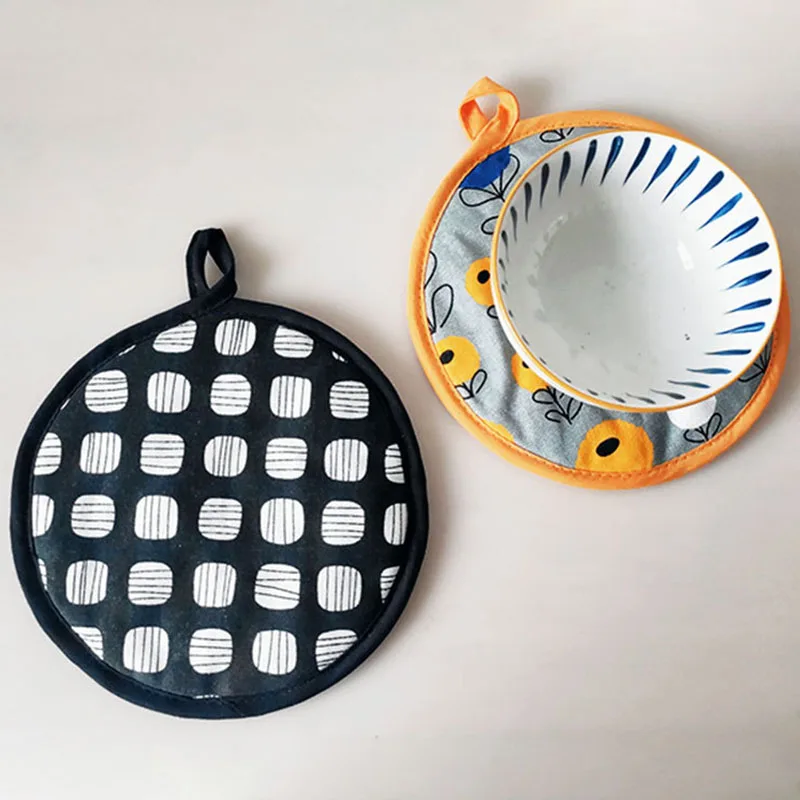 1Pcs Nordic Style Cotton Microwave Gloves Multi-Function Insulation Pad Kitchen Supplies for Baking Potholder Pad 
1Pcs Nordic Style Cotton Microwave Gloves Multi-Function Insulation Pad Kitchen Supplies for Baking Potholder Pad