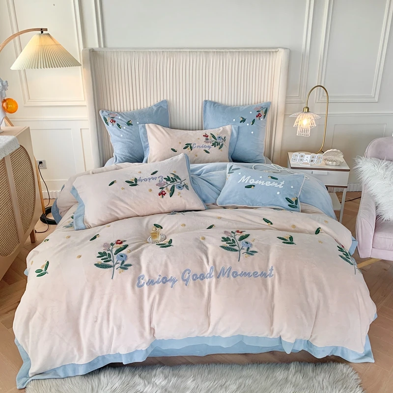 Luxury bedding new milk velvet patch embroidery craft 4pcs Bedding Set density Duv Sheet spread flat bed sheet pillowcases
Luxury bedding new milk velvet patch embroidery craft 4pcs Bedding Set density Duv Sheet spread flat bed sheet pillowcases