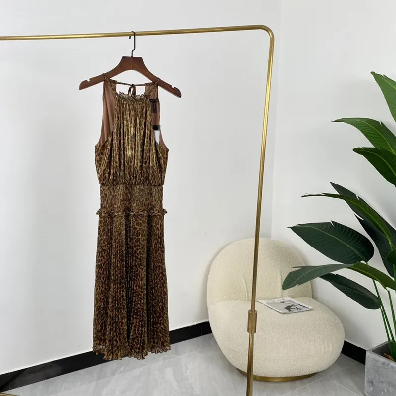 New Summer Fashion Vintage Metallic Luminous Leopard Sleeveless Neck-mounted Knee Length Women Dresses High Quality 2021
New Summer Fashion Vintage Metallic Luminous Leopard Sleeveless Neck-mounted Knee Length Women Dresses High Quality 2021