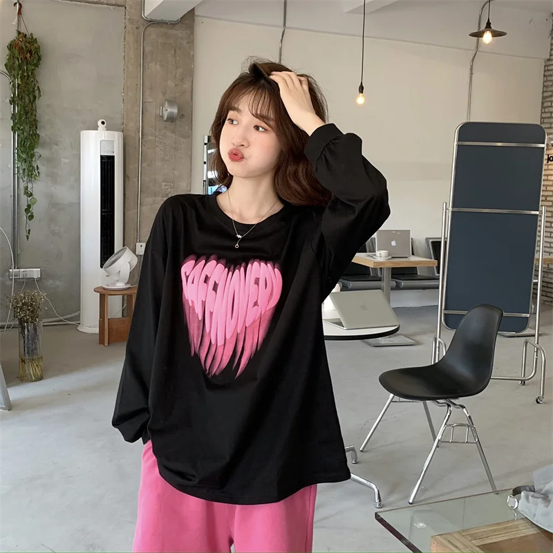 3120 new trendy loose thin section age reduction love printing long-sleeved black T-shirt women
3120 new trendy loose thin section age reduction love printing long-sleeved black T-shirt women