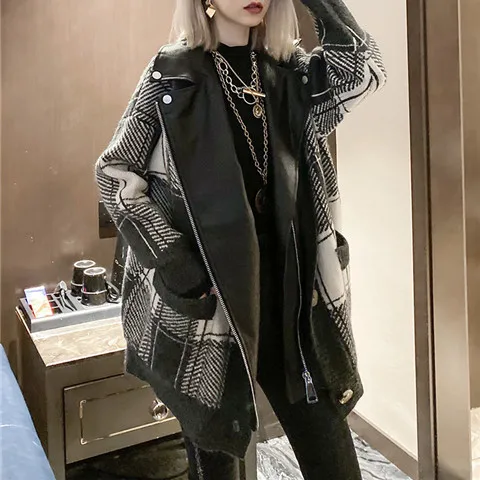 Knitted cardigan women's loose 2021 autumn and winter new fashion lattice foreign style leather u splicing sweater coat
Knitted cardigan women's loose 2021 autumn and winter new fashion lattice foreign style leather u splicing sweater coat
