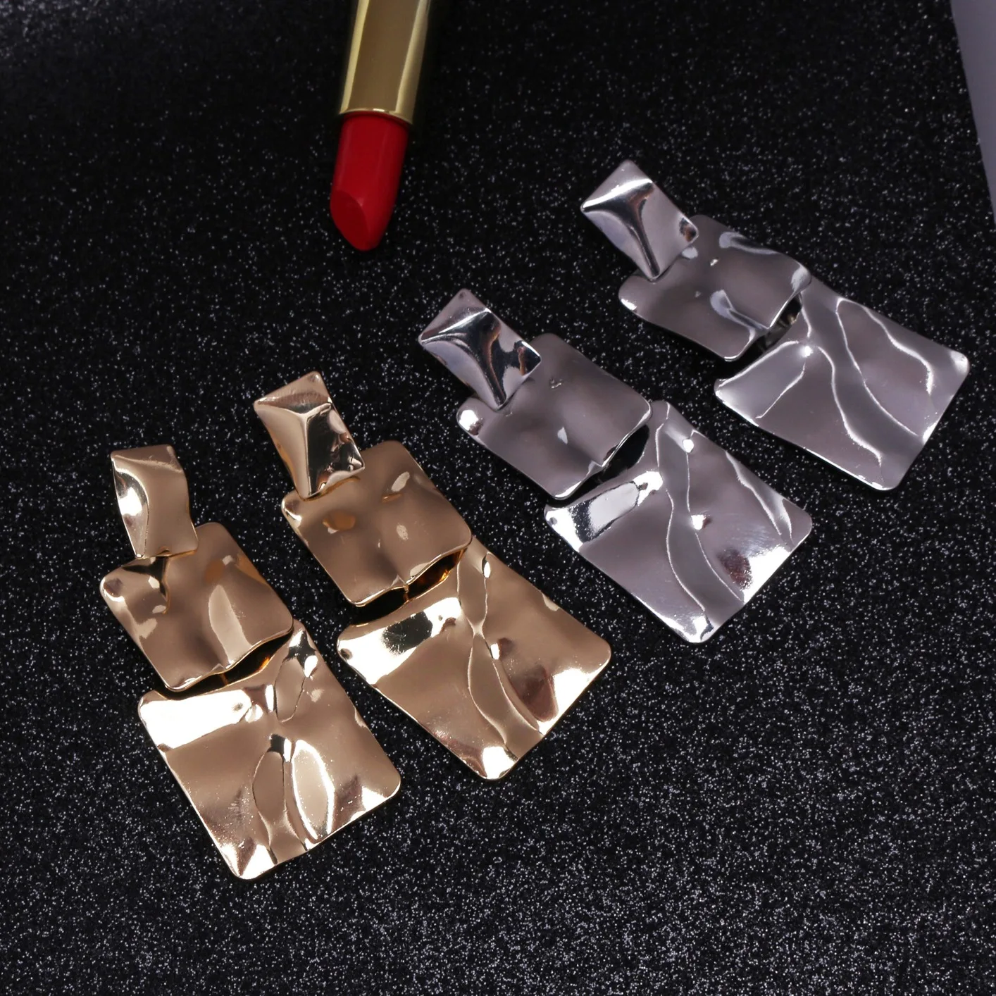 European and American style metal geometric square earrings elegant Retro Stud Female Personality exaggerated earrings
European and American style metal geometric square earrings elegant Retro Stud Female Personality exaggerated earrings