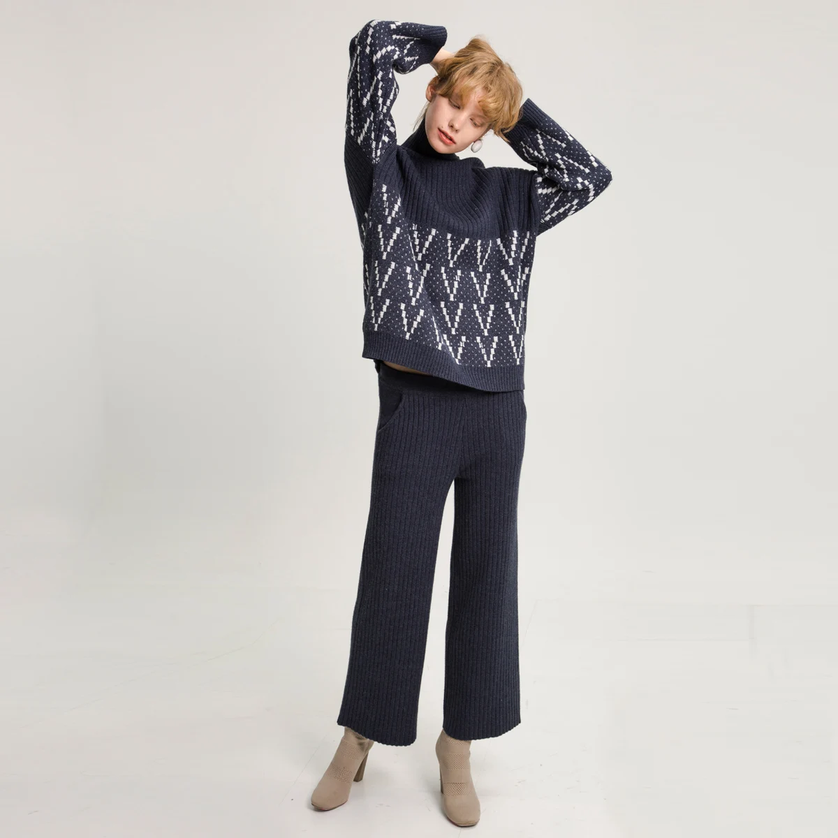 New autumn wear women's clothing han edition aristocratic wind high collar knitting more loose sweater wide-legged trousers two
New autumn wear women's clothing han edition aristocratic wind high collar knitting more loose sweater wide-legged trousers two