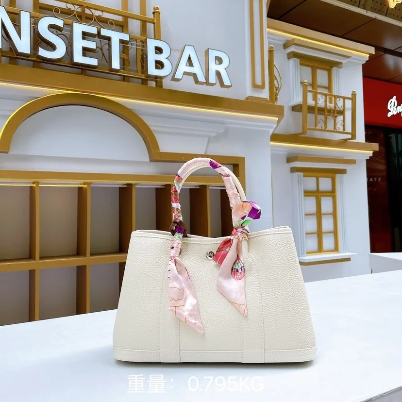 Bag women's 2021 new Korean net red cow leather splicing silk scarf handbag leather litchi single shoulder bag
Bag women's 2021 new Korean net red cow leather splicing silk scarf handbag leather litchi single shoulder bag
