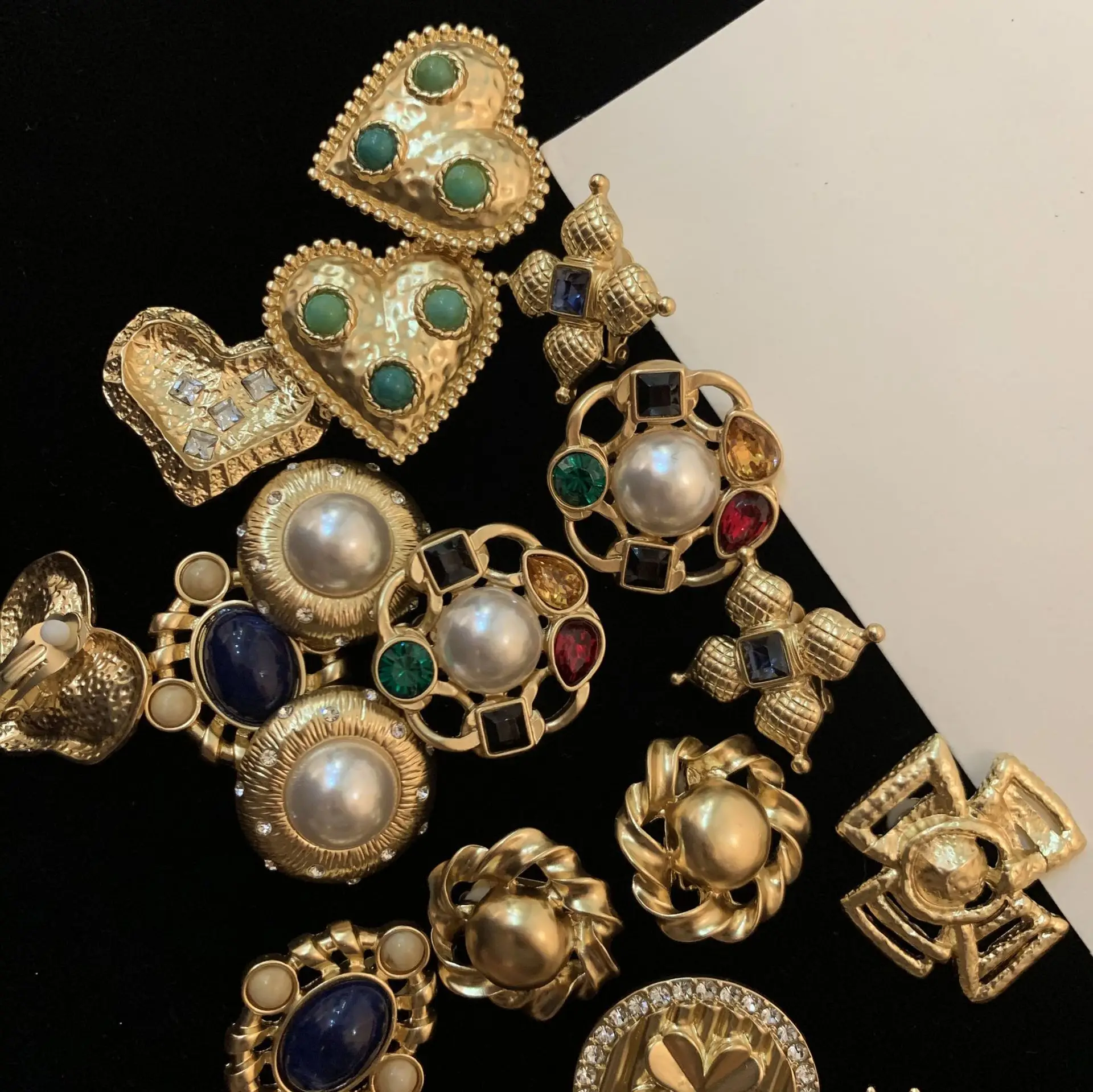 New Fashion Retro Earrings Inlaid with Metal Colored Gem Earrings Fashion Earrings for Women 2021 Luxury Earrings Trendy Jewelry
New Fashion Retro Earrings Inlaid with Metal Colored Gem Earrings Fashion Earrings for Women 2021 Luxury Earrings Trendy Jewelry