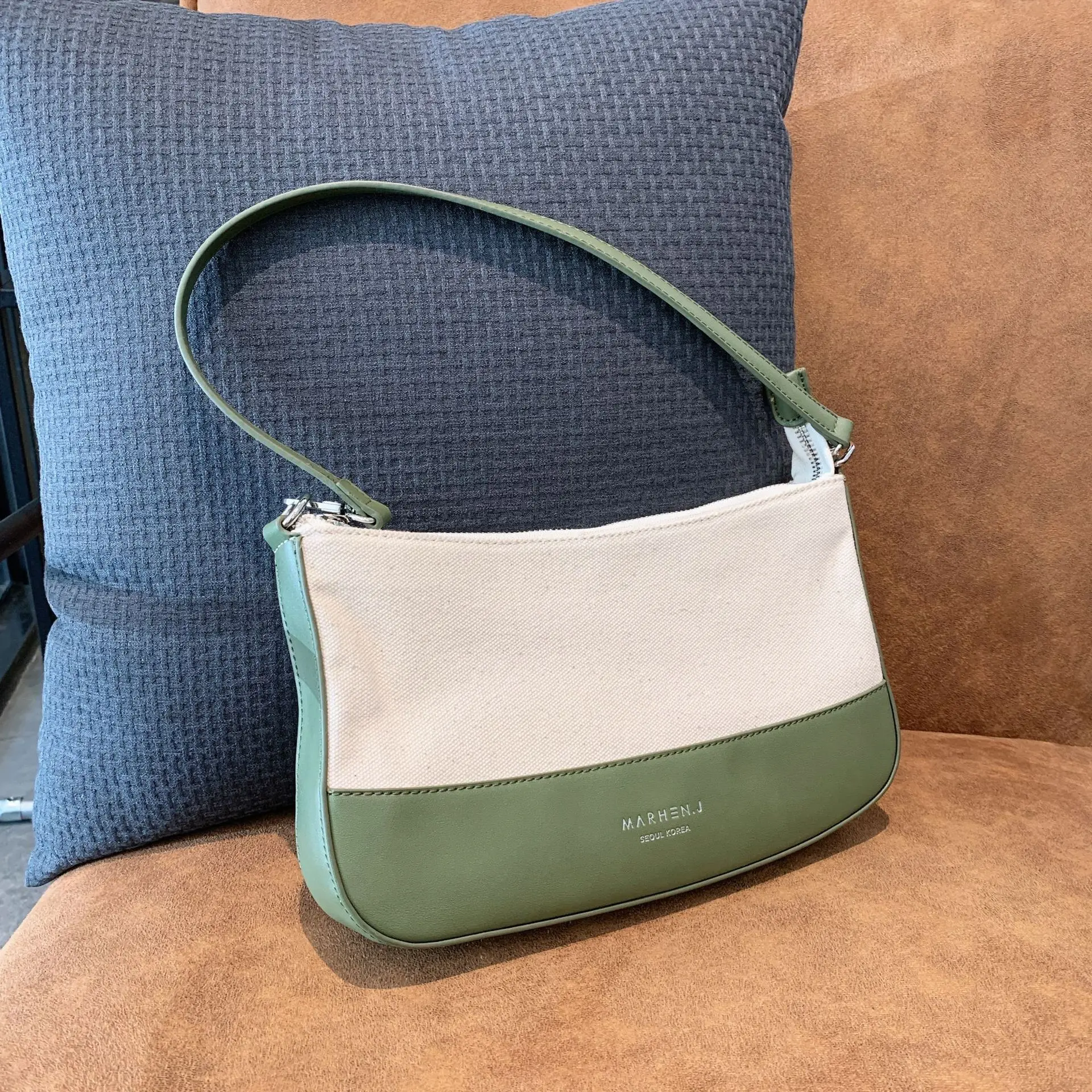 Designer new autumn and winter new canvas with PU single shoulder and armpit bag for women
Designer new autumn and winter new canvas with PU single shoulder and armpit bag for women