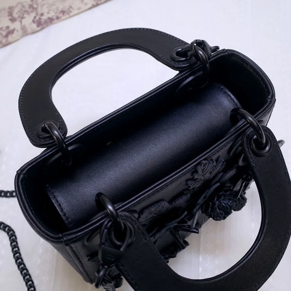Ms 2021 Fashion Show Luxury Goods Have Anaglyph Stereoscopic Flower Leather Worn Handbag 
Ms 2021 Fashion Show Luxury Goods Have Anaglyph Stereoscopic Flower Leather Worn Handbag