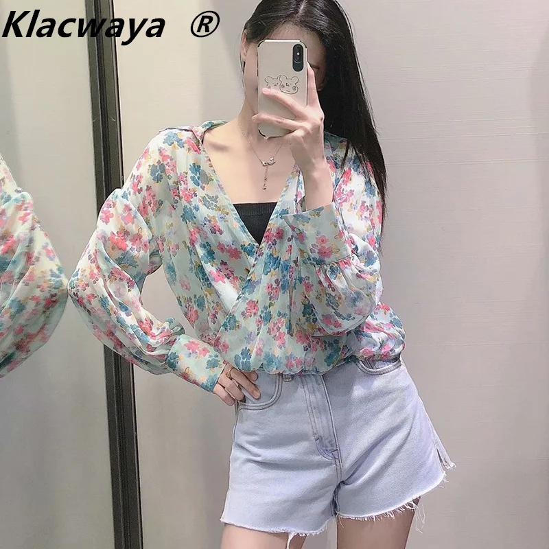 Klacwaya Women 2021 Fashion Semi-sheer Floral Print Cropped Blouses Vintage Long Sleeve Elastic Hem Female Shirts Chic Tops
Klacwaya Women 2021 Fashion Semi-sheer Floral Print Cropped Blouses Vintage Long Sleeve Elastic Hem Female Shirts Chic Tops