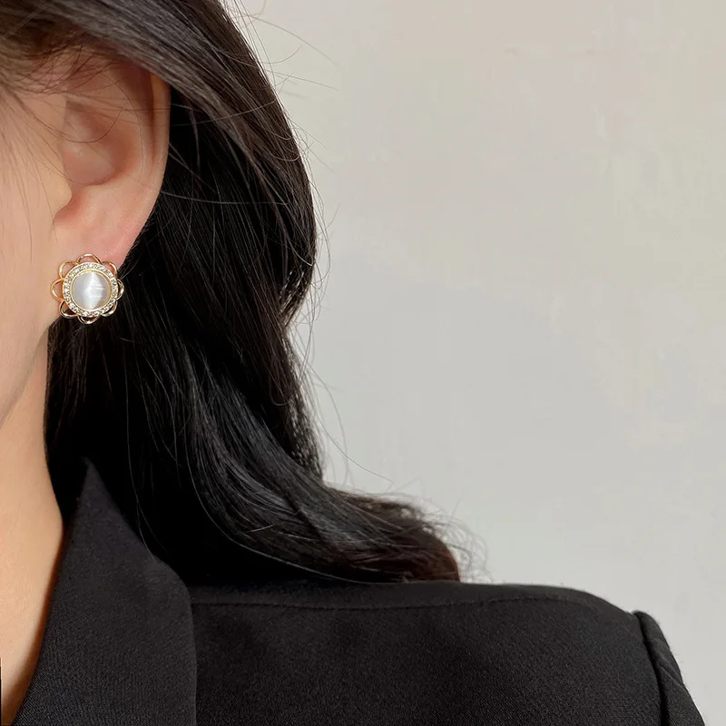 Golden Ladies Hoop Earrings Simple Elegant Exquisite Round Earrings Ladies New Earrings
Golden Ladies Hoop Earrings Simple Elegant Exquisite Round Earrings Ladies New Earrings