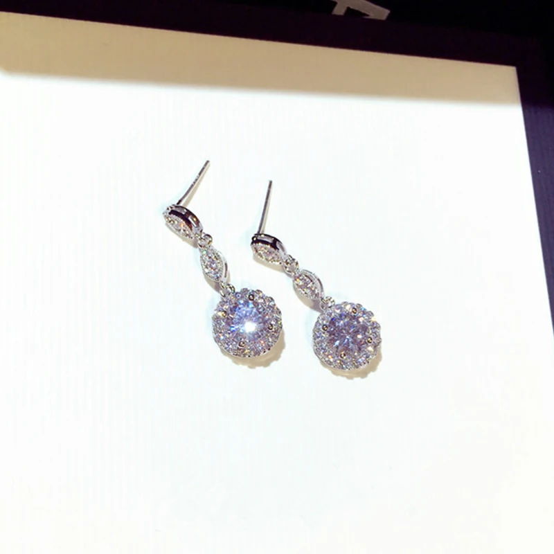 Trendy Full AAA Bling Zircon Drop Earring for Women Shine Transparent Zirconia Round Circle Stud Earring Wedding Jewelry Pendant
Trendy Full AAA Bling Zircon Drop Earring for Women Shine Transparent Zirconia Round Circle Stud Earring Wedding Jewelry Pendant