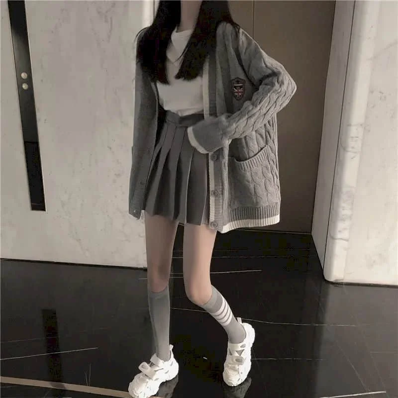 Spring autumn new knitted sweater Cardigan with white long-sleeved t-shirt and gray pleated skirt three-piece preppy style suits
Spring autumn new knitted sweater Cardigan with white long-sleeved t-shirt and gray pleated skirt three-piece preppy style suits
