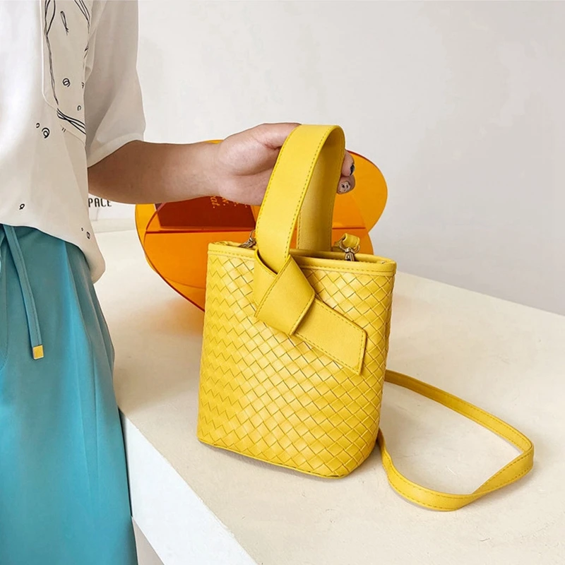 New Woven Soft Leather Bucket Bag Handbags for Women 2021 Summer Buckle Mobile Phone Bag Messenger Bag Wholesale
New Woven Soft Leather Bucket Bag Handbags for Women 2021 Summer Buckle Mobile Phone Bag Messenger Bag Wholesale
