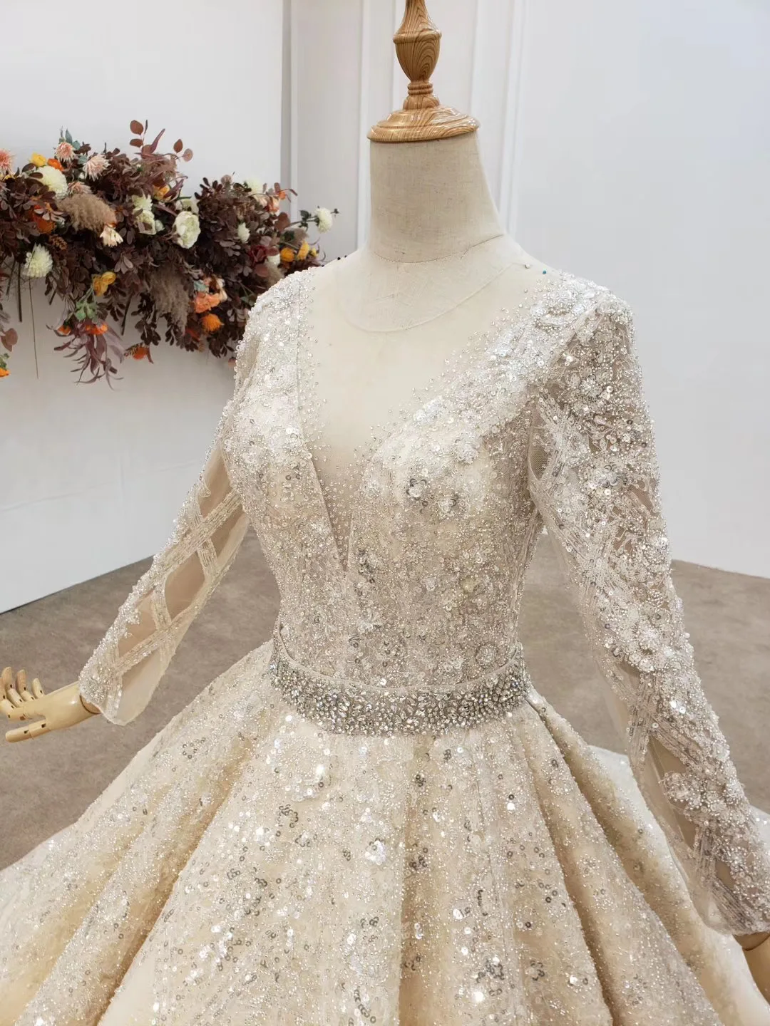 Full Crystals Sparlky Off The Shoulder Luxury Ball Gown Wedding Dress Lace Appliques Dubai Luxurious Wedding Bridal Gowns
Full Crystals Sparlky Off The Shoulder Luxury Ball Gown Wedding Dress Lace Appliques Dubai Luxurious Wedding Bridal Gowns