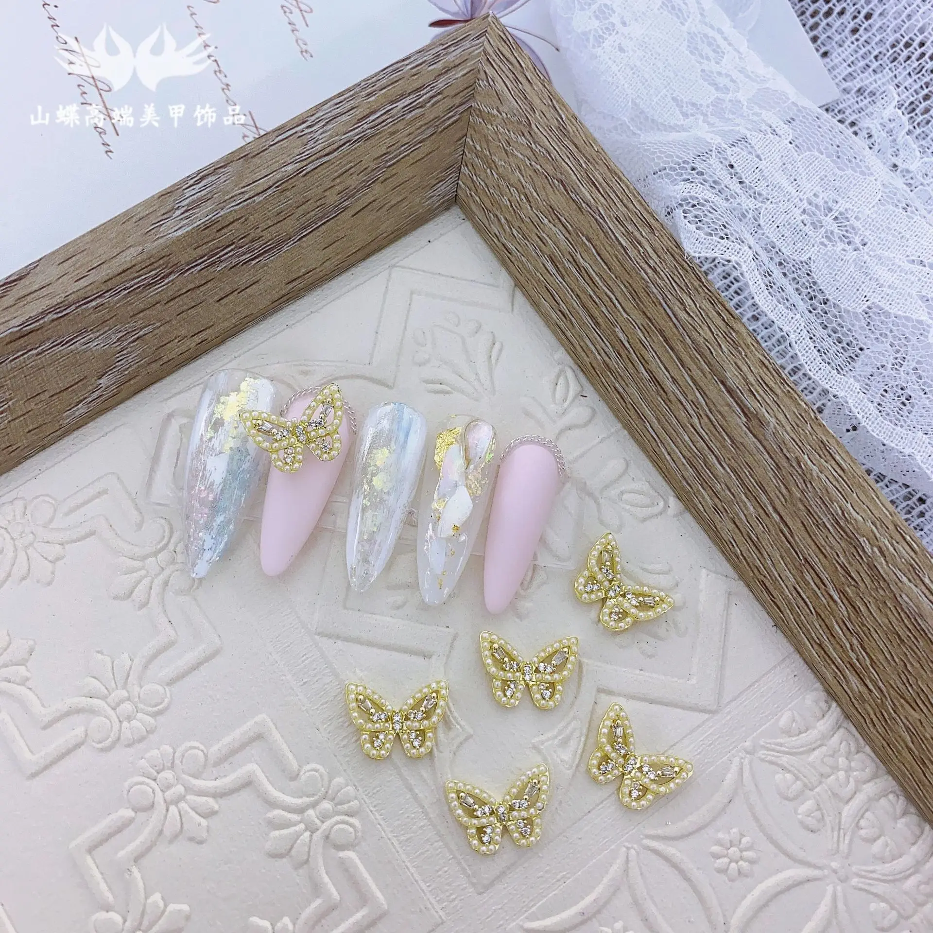 Light Luxury Pearl Zircon Butterfly Celebrity All-Match Nail DIY Decorative Color-Preserving Electroplating Nail Ornament
Light Luxury Pearl Zircon Butterfly Celebrity All-Match Nail DIY Decorative Color-Preserving Electroplating Nail Ornament