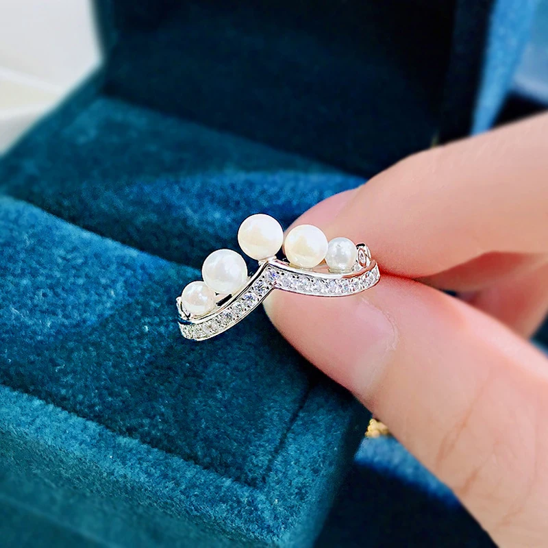 COSYA 100% 925 Sterling Silver White Freshwater Pearl Crown Shape Letter V High Carbon Diamond Engagement Ring Fine Jewelry Gift
COSYA 100% 925 Sterling Silver White Freshwater Pearl Crown Shape Letter V High Carbon Diamond Engagement Ring Fine Jewelry Gift