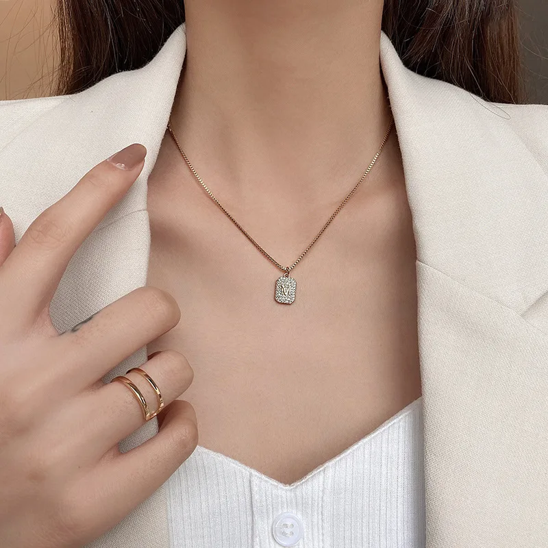 Micro - set titanium steel necklace clavicle chain fashion design sense of M letter pendant temperament elegant web celebrity ch
Micro - set titanium steel necklace clavicle chain fashion design sense of M letter pendant temperament elegant web celebrity ch