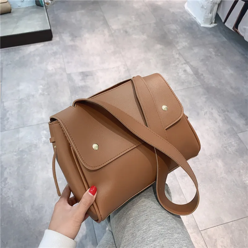 Women's Bag Solid Color Simple Messenger Shoulder Bag Cover Flap 2021 New Retro Elegant Fashion Bags For Women
Women's Bag Solid Color Simple Messenger Shoulder Bag Cover Flap 2021 New Retro Elegant Fashion Bags For Women