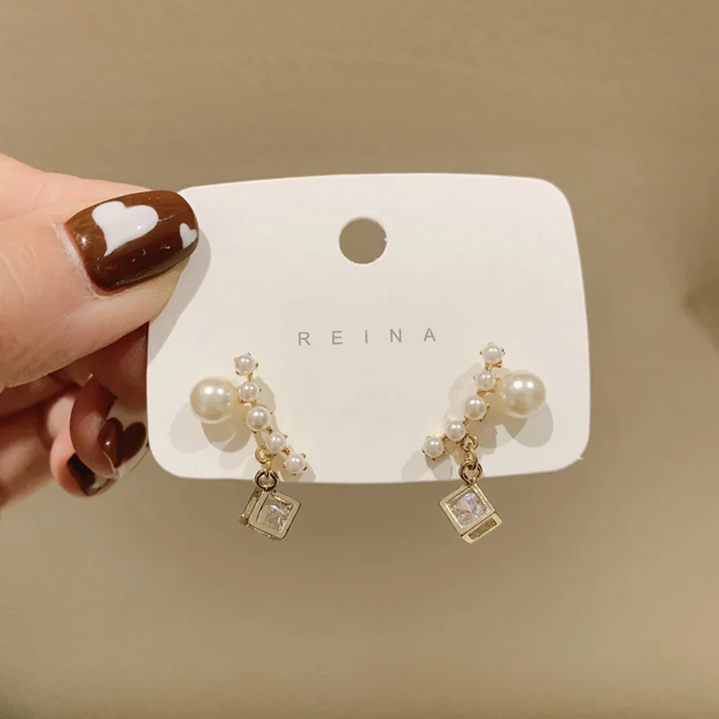 LOVOACC Korean Sweet Simulated Pearl Earrings for Women Ladies Gold Color Alloy Square Rhinestone Drop Earrings Wedding Jewelry
LOVOACC Korean Sweet Simulated Pearl Earrings for Women Ladies Gold Color Alloy Square Rhinestone Drop Earrings Wedding Jewelry