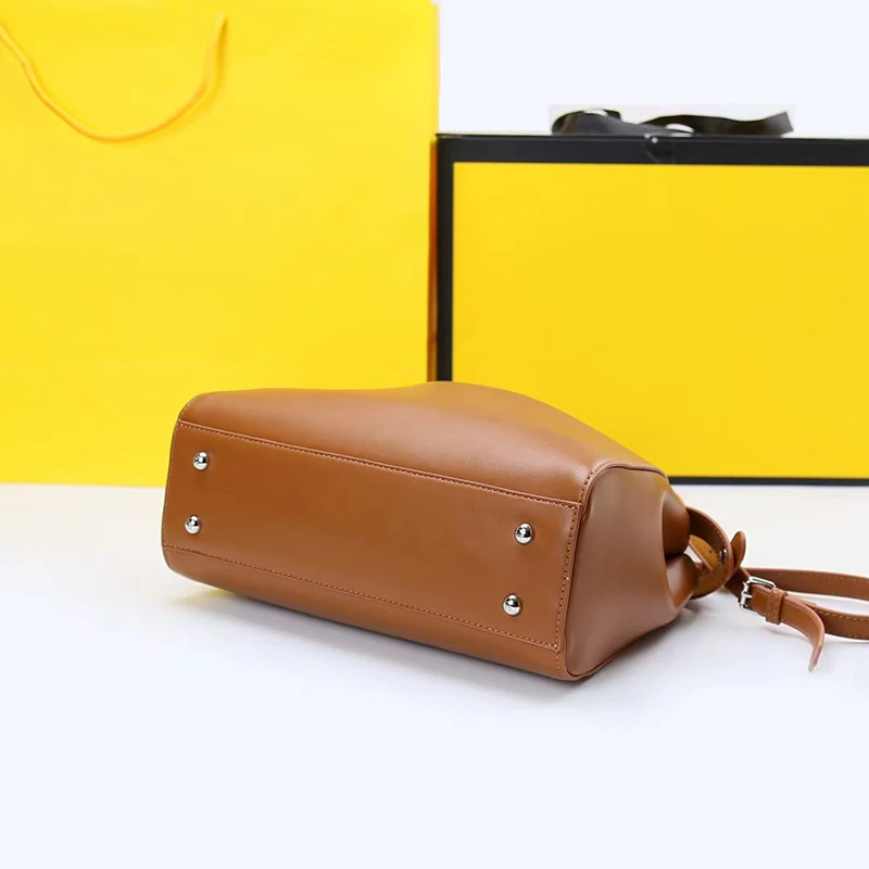 The new hot style genuine leather square cute handbag unisex simple fashion versatile large capacity messenger bag
The new hot style genuine leather square cute handbag unisex simple fashion versatile large capacity messenger bag
