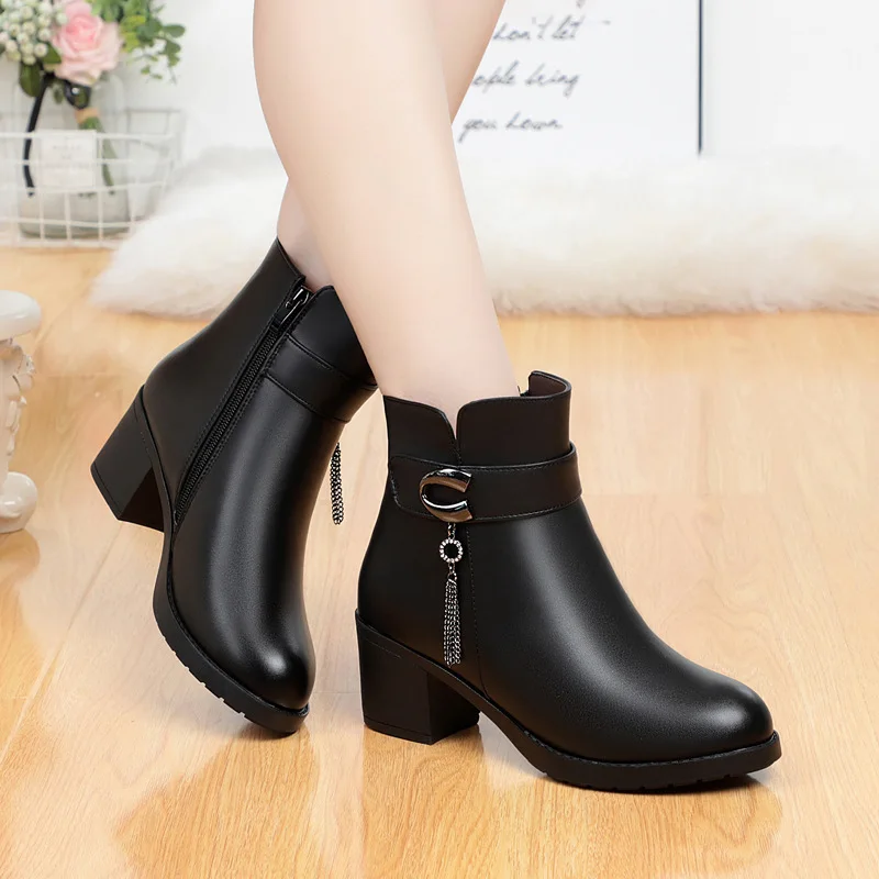 Krasovki Snow Boots Women Warm Wool Fur Warm Fashion Plush Fashion Genuine Leather Ankle Boots Platform for Women Winter Boots
Krasovki Snow Boots Women Warm Wool Fur Warm Fashion Plush Fashion Genuine Leather Ankle Boots Platform for Women Winter Boots