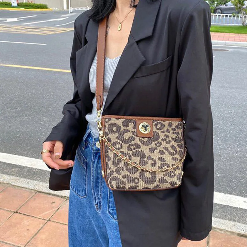 2021 autumn and winter new canvas leopard Mini bucket bag exquisite and small single shoulder diagonal straddle women's bag
2021 autumn and winter new canvas leopard Mini bucket bag exquisite and small single shoulder diagonal straddle women's bag