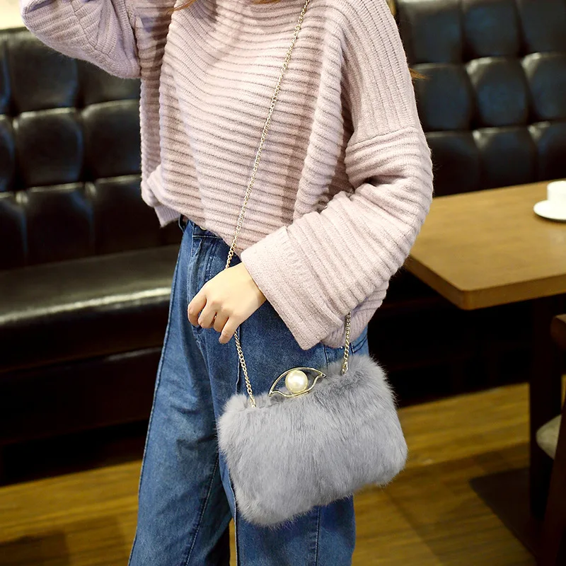 2021 Korean shoulder Long chain Crossbody Pearl Small bag Luxury Fur Winter Evening Flap Bags bolsas de mujer bolsa feminina
2021 Korean shoulder Long chain Crossbody Pearl Small bag Luxury Fur Winter Evening Flap Bags bolsas de mujer bolsa feminina