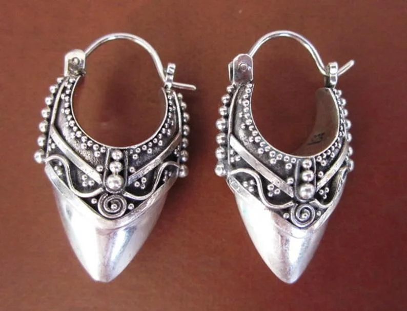 Vintage Creative Ethnic Style Dangle Earrings Metal Openwork Flower Earrings For Woman Bohemian Carved Anniversary Party Jewelry
Vintage Creative Ethnic Style Dangle Earrings Metal Openwork Flower Earrings For Woman Bohemian Carved Anniversary Party Jewelry
