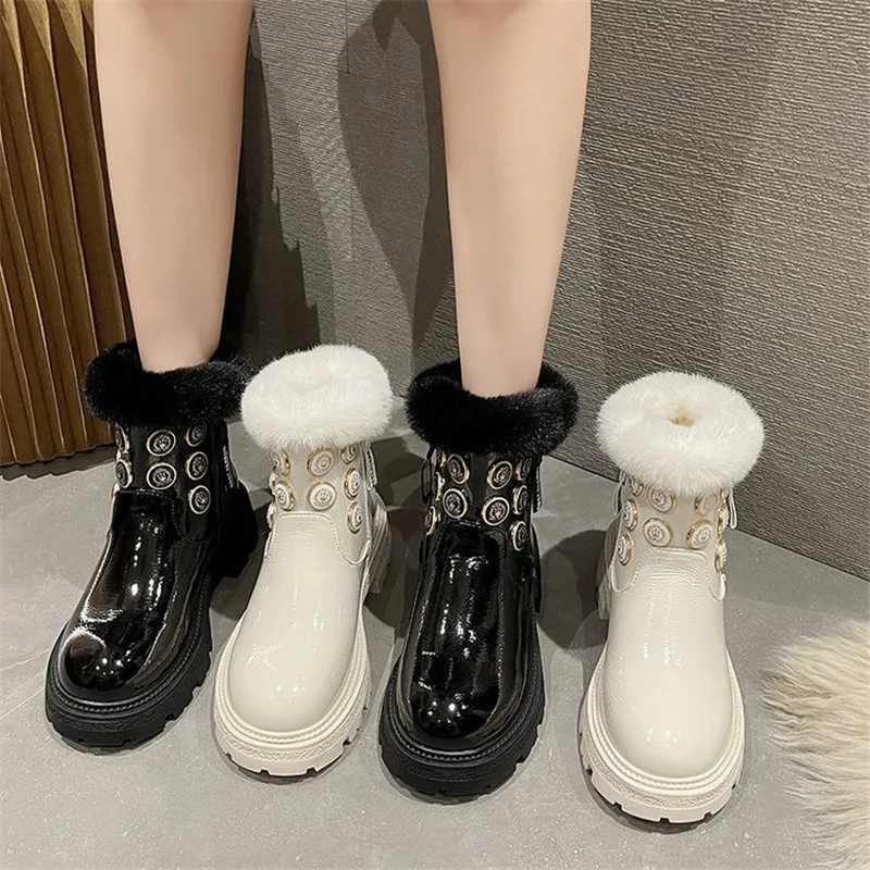 Зимние новые женские пушистые белые меховые ботинки на платформе для снежной погоды модная обувь из лакированной кожи на пуговицах с хлопк...
Зимние новые женские пушистые белые меховые ботинки на платформе для снежной погоды модная обувь из лакированной кожи на пуговицах с хлопк...