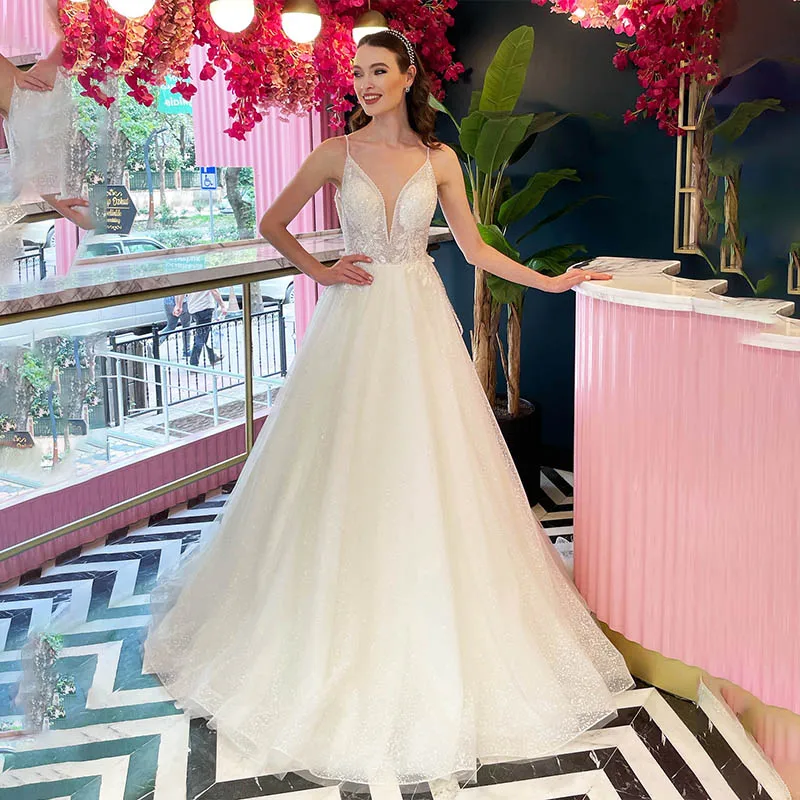 Lace Appliques A Line Spaghetti Straps Wedding Dresses 2021 V Neck Off the Shoulder Floor Length Tulle Backless Bridal Gowns
Lace Appliques A Line Spaghetti Straps Wedding Dresses 2021 V Neck Off the Shoulder Floor Length Tulle Backless Bridal Gowns