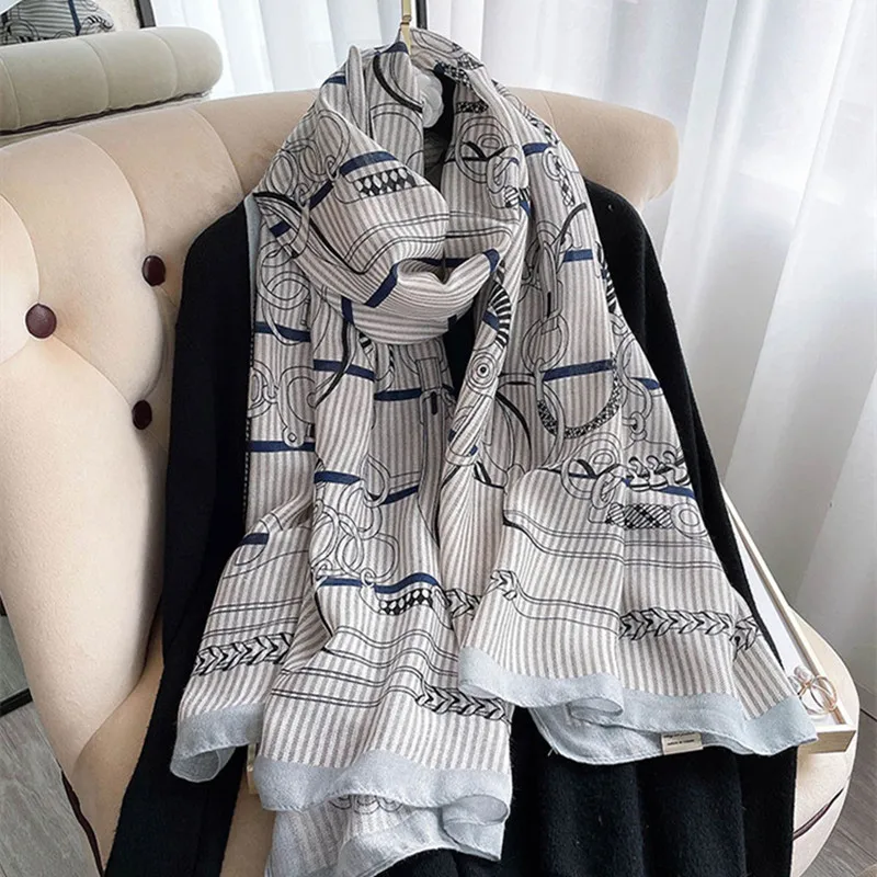 Новый Модный стильный шелковый шарф с ремнем и принтом женская летняя Солнцезащитная шаль весна-осень известный ветряной шарф пляжный шарф
Новый Модный стильный шелковый шарф с ремнем и принтом женская летняя Солнцезащитная шаль весна-осень известный ветряной шарф пляжный шарф