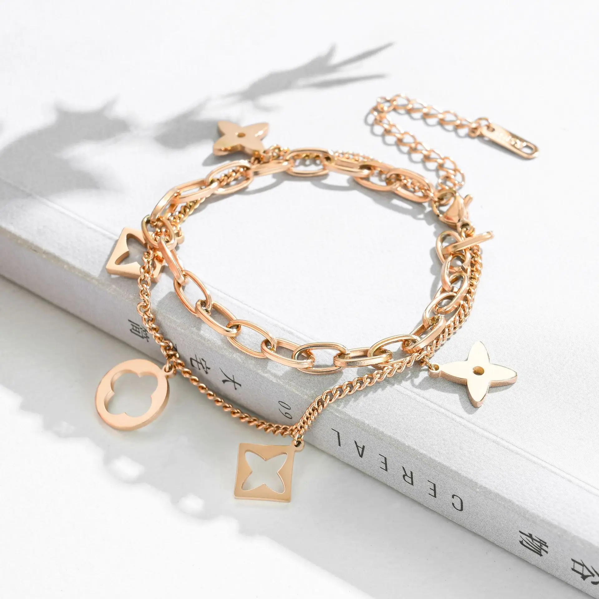 18K Rose Gold Four-leaf Clover Titanium Steel Bracelet Plated Fashion Temperament Luxury Ladies Bracelet
18K Rose Gold Four-leaf Clover Titanium Steel Bracelet Plated Fashion Temperament Luxury Ladies Bracelet