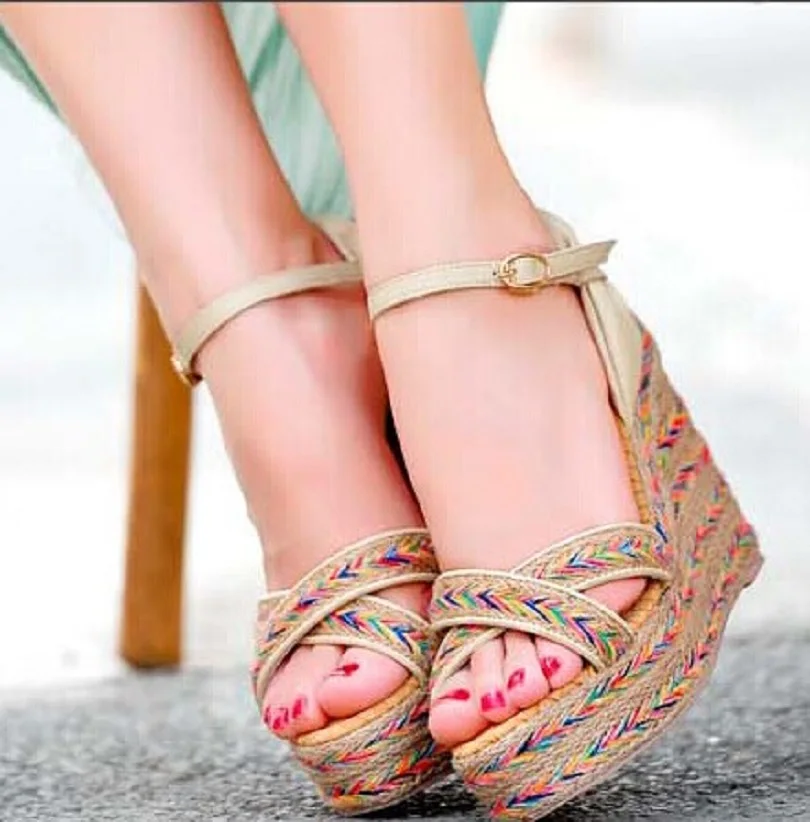Casual Fashion Summer Bohemian Thick-Soled Color Matching Straw Woven Thick-Soled Wedges With Buckle Ladies Sandals Beach Shoes.
Casual Fashion Summer Bohemian Thick-Soled Color Matching Straw Woven Thick-Soled Wedges With Buckle Ladies Sandals Beach Shoes.