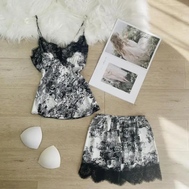 Satin Print Women Pajamas Set Sleeveless 2PCS Sleepwear Silky Strap Top&Shorts Femme Sleep Set Sexy V-neck Pijamas Suit
Satin Print Women Pajamas Set Sleeveless 2PCS Sleepwear Silky Strap Top&Shorts Femme Sleep Set Sexy V-neck Pijamas Suit