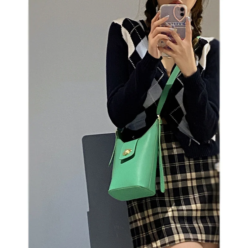 Summer bag female 2021 new fashion bucket bag texture foreign style versatile bag 
Summer bag female 2021 new fashion bucket bag texture foreign style versatile bag