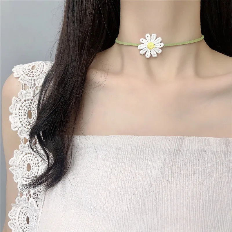 Small pure and fresh and green white faux suede Daisy flower fairy clavicle choker necklace chain collar necklace
Small pure and fresh and green white faux suede Daisy flower fairy clavicle choker necklace chain collar necklace