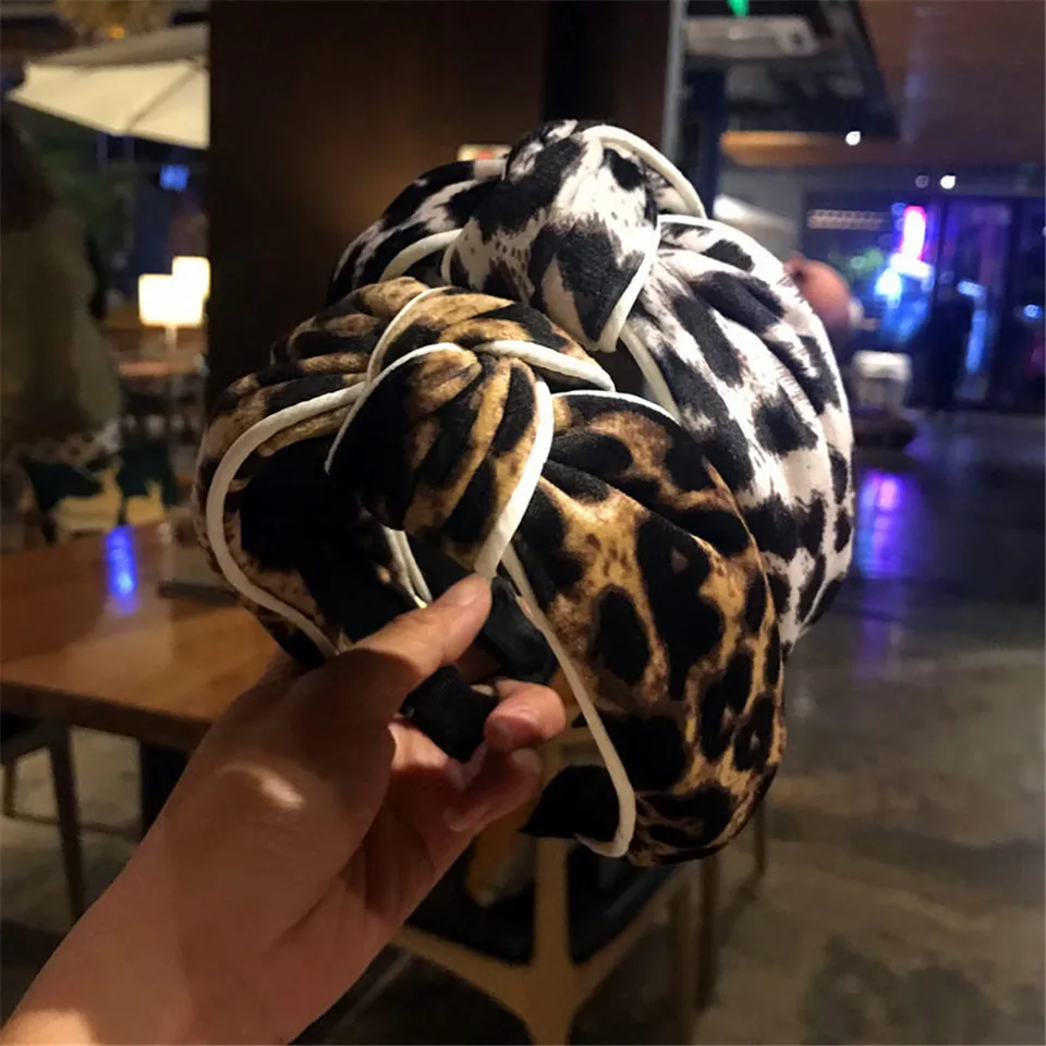 Leopard Print Pattern Hair Bands Elegant Women's Cross Knot Wide Headband Retro Fabric Adult Bohemian Creative Headdress Lady
Leopard Print Pattern Hair Bands Elegant Women's Cross Knot Wide Headband Retro Fabric Adult Bohemian Creative Headdress Lady