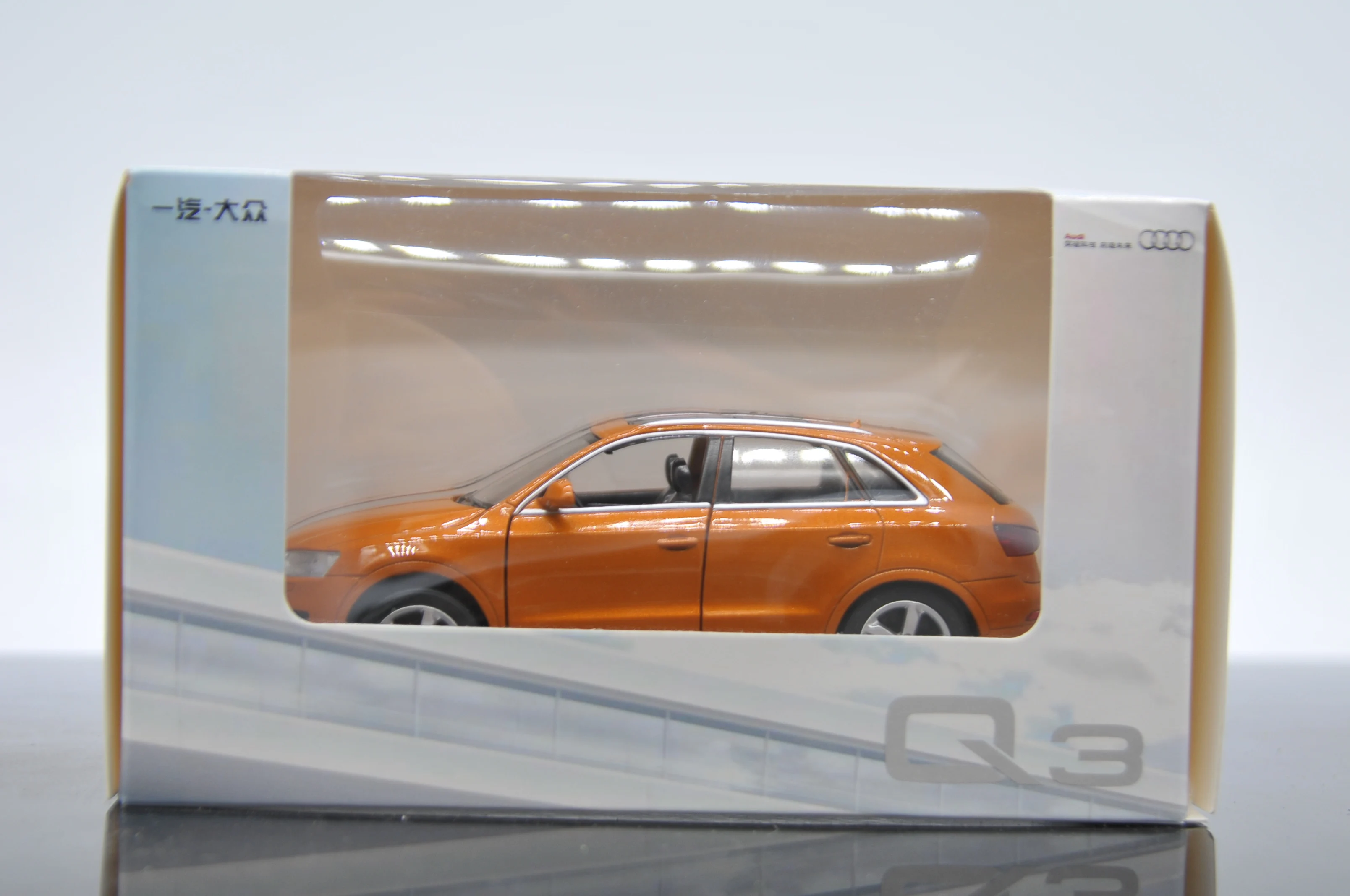 Модель автомобиля Audi Q3 1/32 имитация подсветсветильник литой Сплав модель |