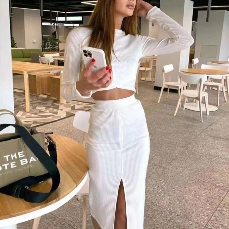 2021 spring and autumn new women's casual sexy long-sleeved short top + split skirt two-piece suit Ladies O-neck sports suit
2021 spring and autumn new women's casual sexy long-sleeved short top + split skirt two-piece suit Ladies O-neck sports suit