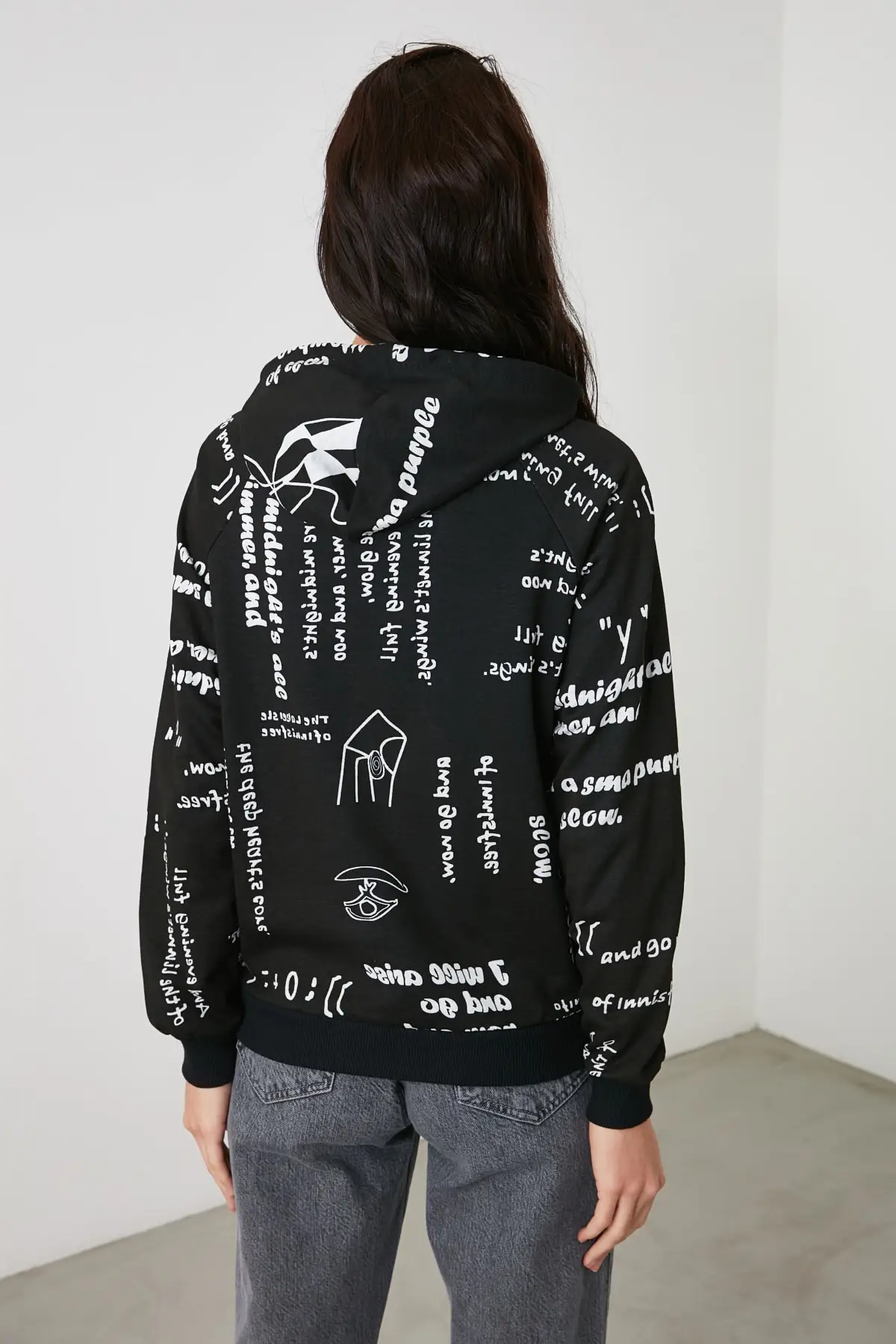 Trendyol Printed Knitted Sweatshirt TWOAW21SW1745
Trendyol Printed Knitted Sweatshirt TWOAW21SW1745