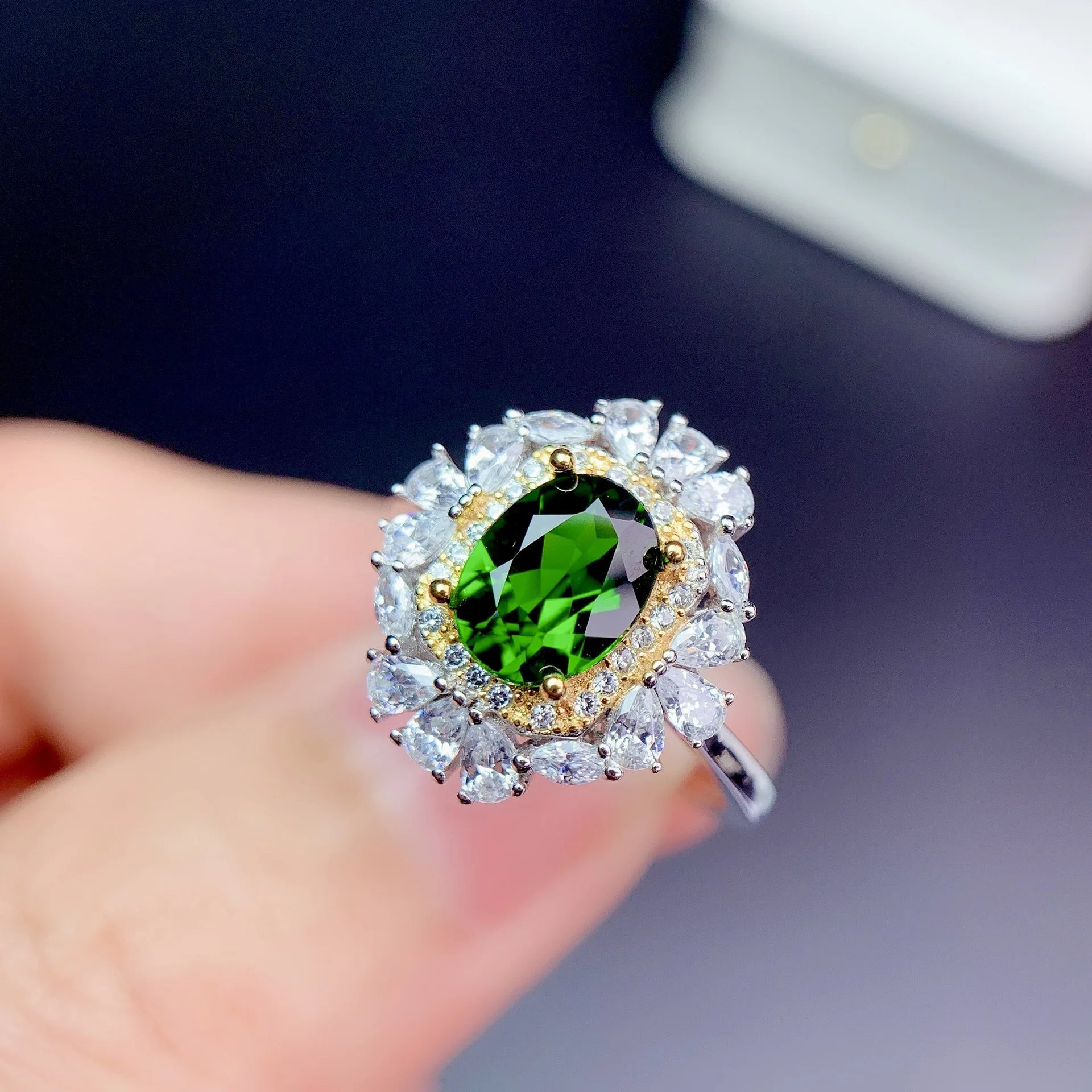 QTT Vintage Female Green Zircon Stone Ring Luxury Engagement Ring Oval Crystal Wedding Rings For Women Jewelry
QTT Vintage Female Green Zircon Stone Ring Luxury Engagement Ring Oval Crystal Wedding Rings For Women Jewelry