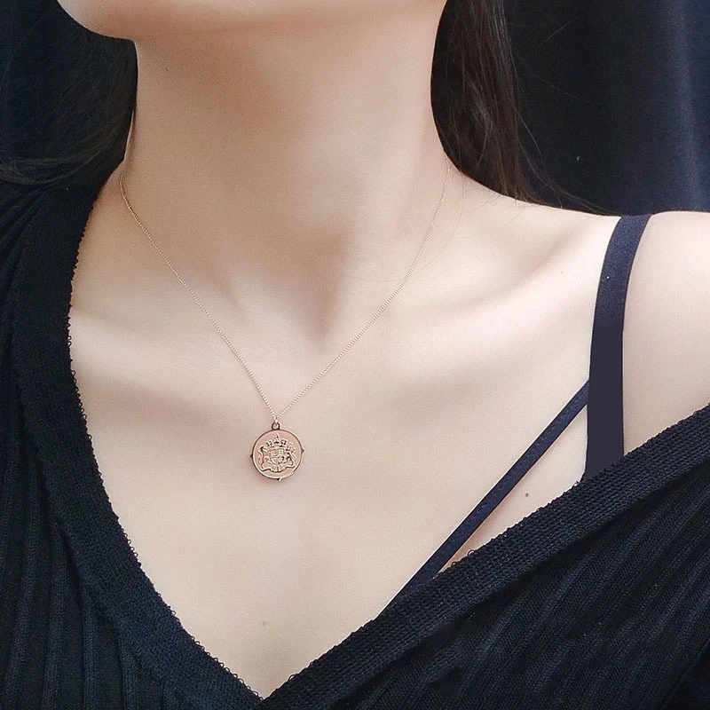 Fashion Spain National Emblem Lion Pendant Women High Quality Jewelry 2021 New Style Gold Color Stainless Steel Men Necklaces
Fashion Spain National Emblem Lion Pendant Women High Quality Jewelry 2021 New Style Gold Color Stainless Steel Men Necklaces