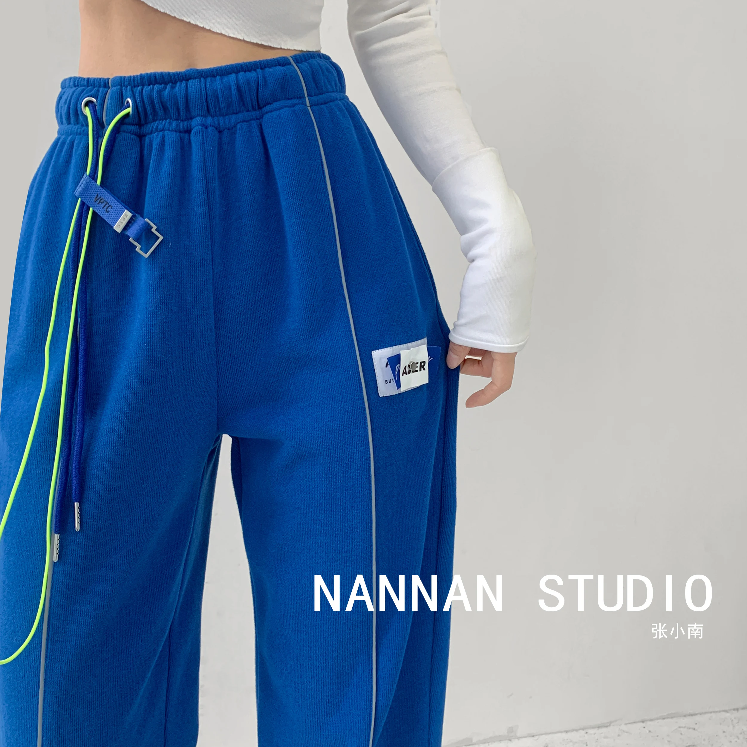 Hot Girl Reflective Pants Women Stripe Sweatpants Women's High Waist Slimming Drawstring Loose Casual Harem Beam Hip Hop Pants
Hot Girl Reflective Pants Women Stripe Sweatpants Women's High Waist Slimming Drawstring Loose Casual Harem Beam Hip Hop Pants