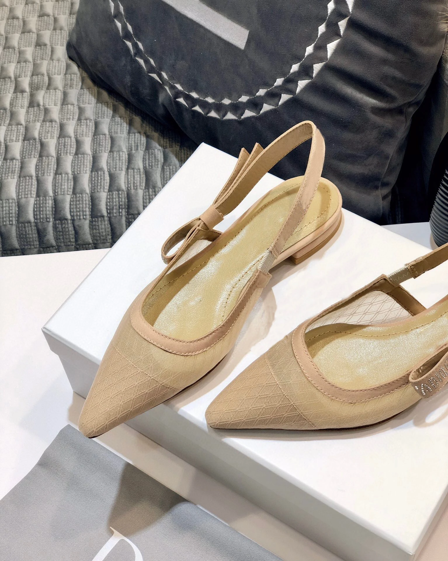 Ollymurs shose genuine leather high heels sandals sexy sharp point bowknot ribbon mesh Classic branded designer new 2021 summer
Ollymurs shose genuine leather high heels sandals sexy sharp point bowknot ribbon mesh Classic branded designer new 2021 summer