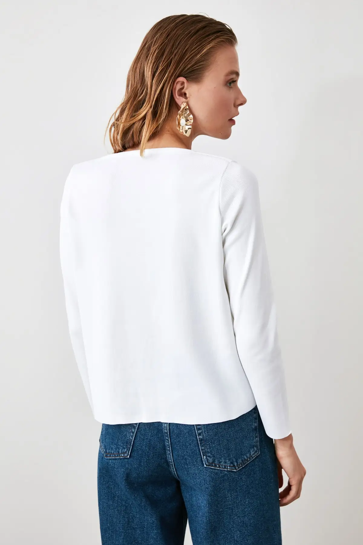 Trendyol Ecru Bike Collar Basic Knitwear Sweater TWOAW20FV0187 
Trendyol Ecru Bike Collar Basic Knitwear Sweater TWOAW20FV0187