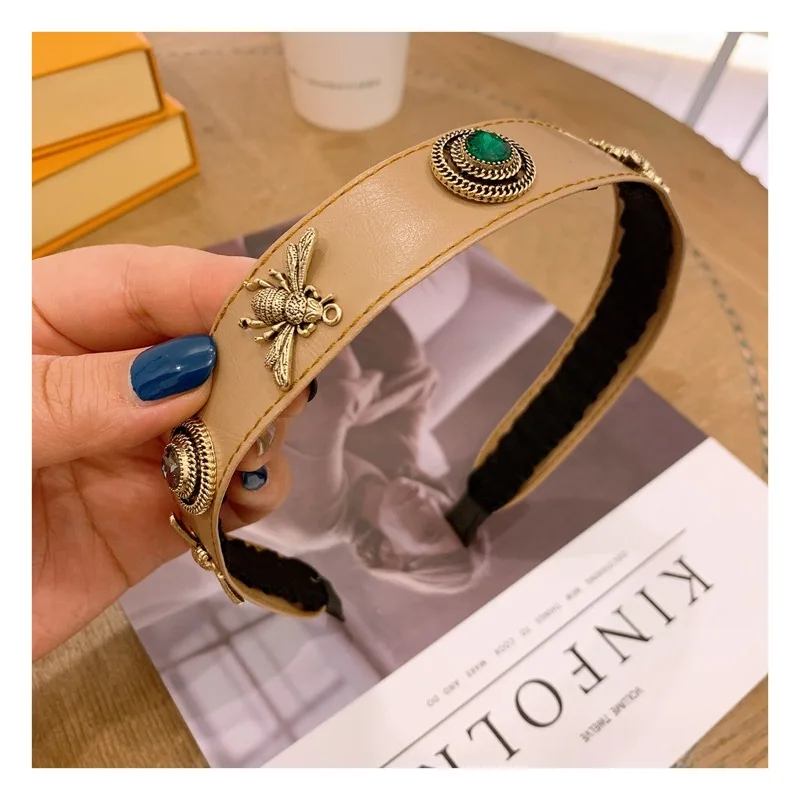 New European American PU Rhinestone Bee Headband Wide Edge Temperament Non-slip Heairband for Women Girls Hair Accessories
New European American PU Rhinestone Bee Headband Wide Edge Temperament Non-slip Heairband for Women Girls Hair Accessories